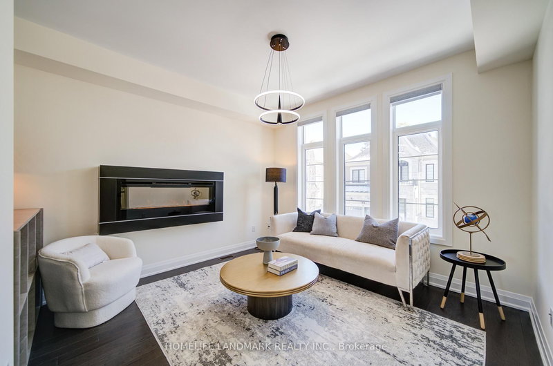 17 Duncombe Lane, Richmond Hill, L4C 1C2 | Image 3