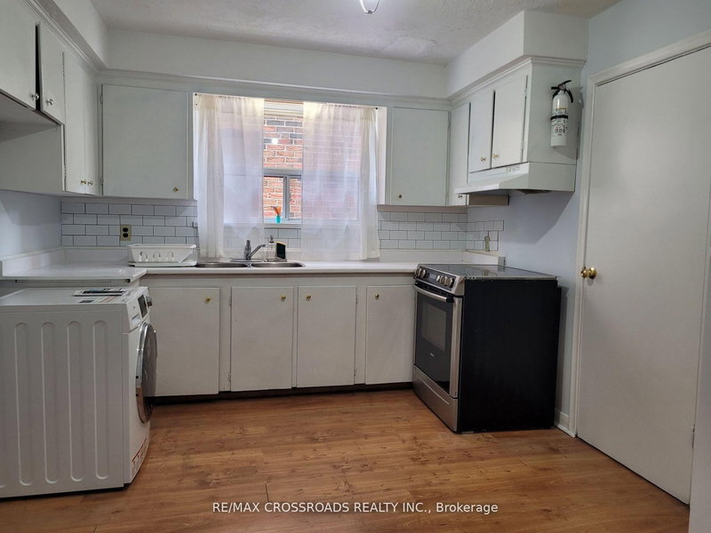 Main - 124 Major Mackenzie Dr E, Richmond Hill, L4C 1H1 | Image 2