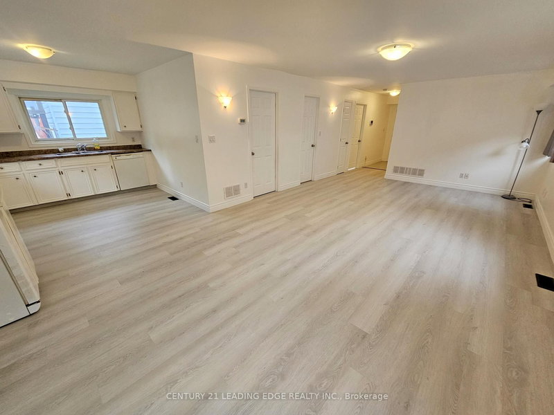 261 Parkway Ave, Georgina, L4P 2W1 | Image 3