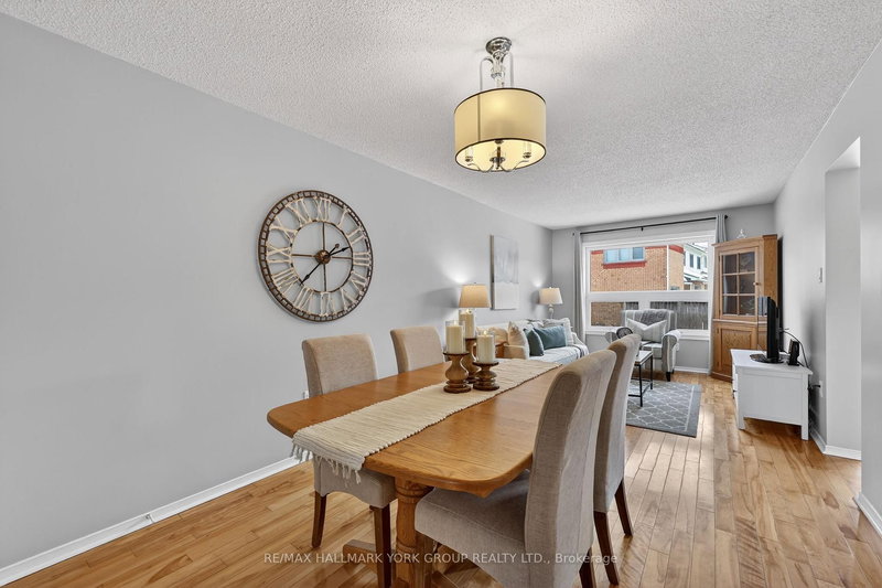 890 Caribou Valley Circ, Newmarket, L3X 1X1 | Image 2