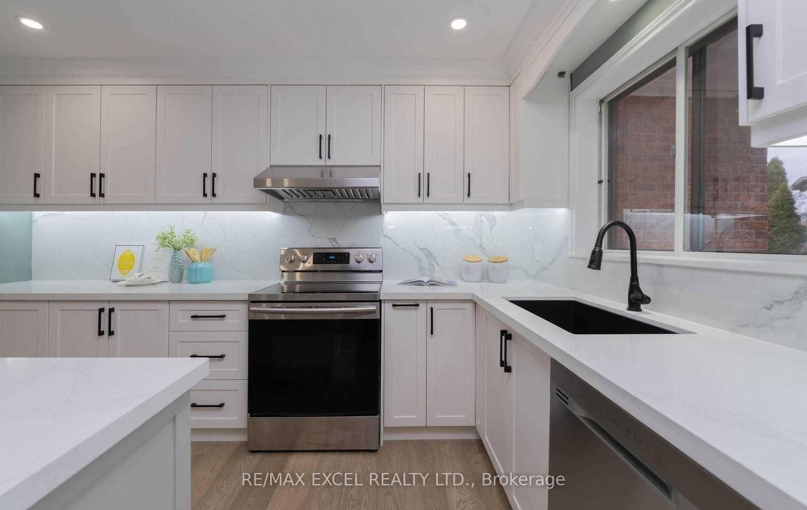 Detached House for sale at 20 Garden Avenue, Richmond Hill, Ontario, L4C 6L9 - South Richvale - MLS: N12924934