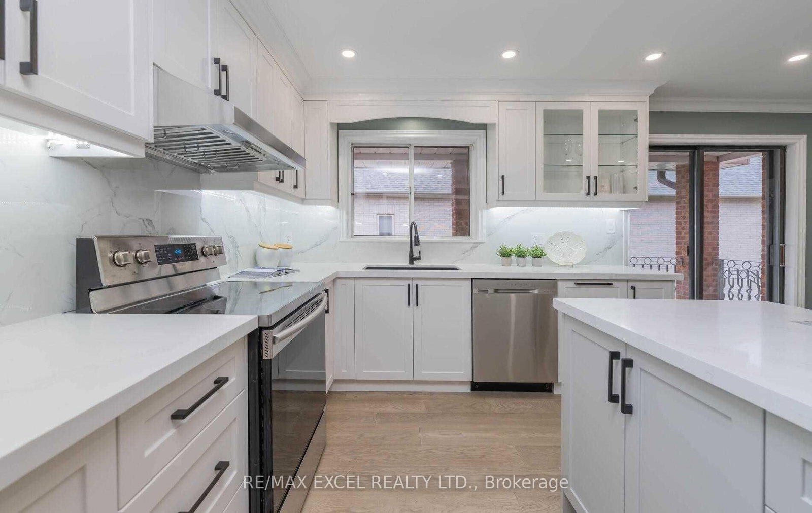 Detached House for sale at 20 Garden Avenue, Richmond Hill, Ontario, L4C 6L9 - South Richvale - MLS: N12924934