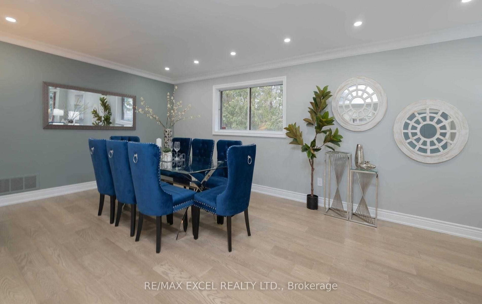 Detached House for sale at 20 Garden Avenue, Richmond Hill, Ontario, L4C 6L9 - South Richvale - MLS: N12924934