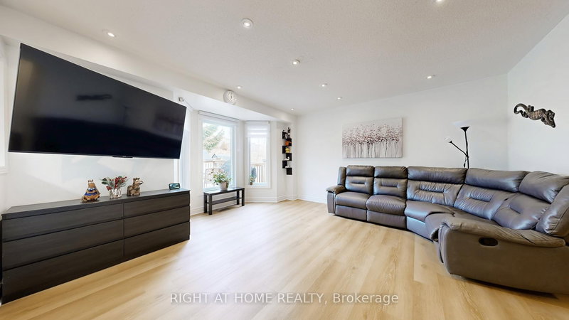 559 Walpole Cres, Newmarket, L3X 2B5 | Image 2