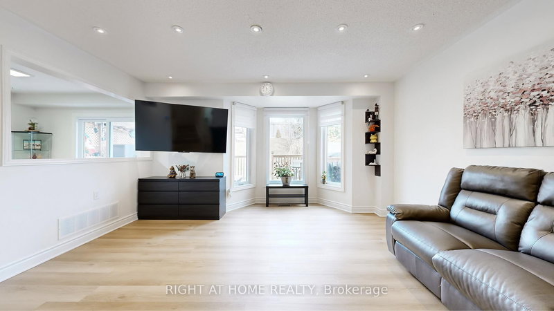 559 Walpole Cres, Newmarket, L3X 2B5 | Image 3