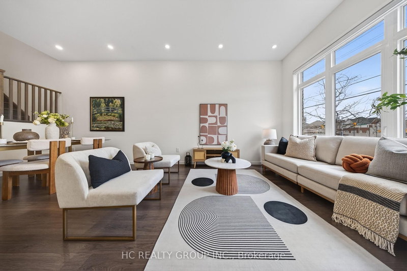 1240 Wellington St E, Aurora, L4G 2C9 | Image 2