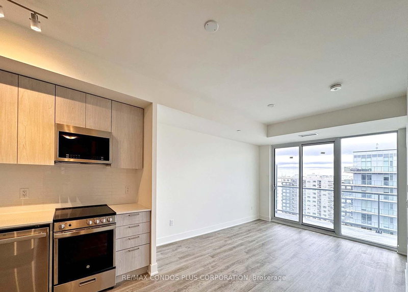 1302 - 185 Deerfield Rd, Newmarket, L3Y 0G7 | Image 2