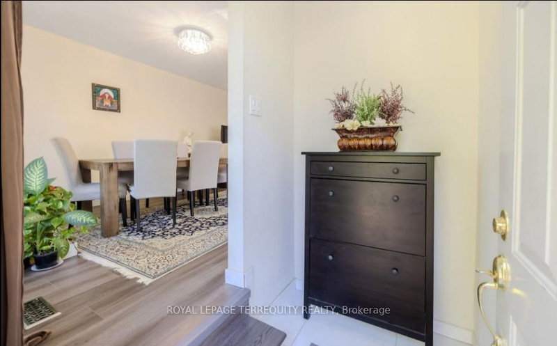 25 Bailey Cres, Aurora, L4G 2B2 | Image 3