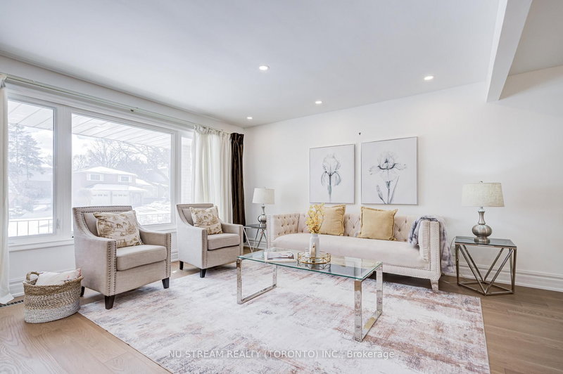 8 Hemingway Cres, Markham, L3R 2A4 | Image 3