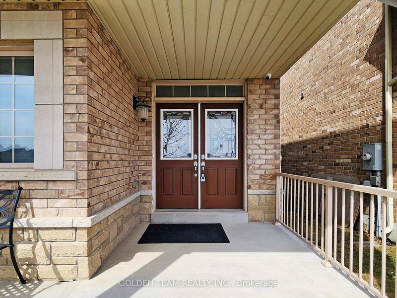 939 Memorial Circ, Newmarket, L3X 0B5 | Image 3