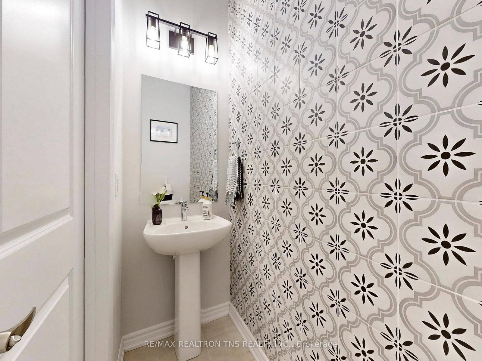 Townhouse for sale at 16 Herman Gilroy Lane, Markham, Ontario, L6C 3L7 - Angus Glen - MLS: N12927048