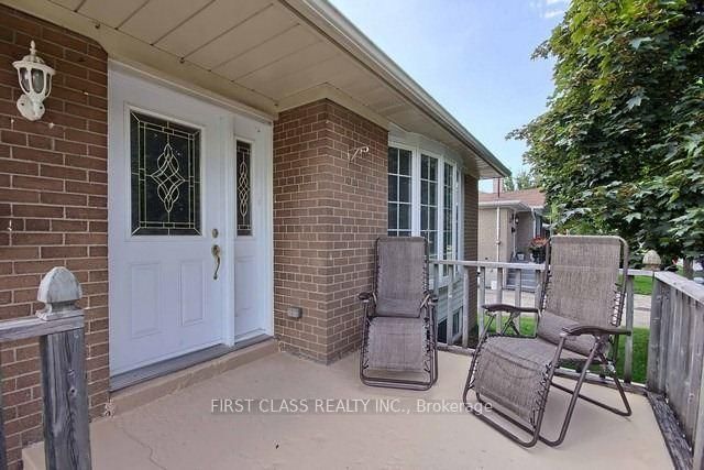 Upper - 28 Collins Cres, Aurora, L4G 2W2 | Image 2