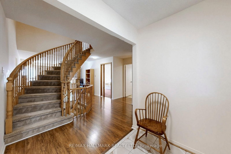 5 Valley Crescent, Aurora, L4G 4S2 | Image 2