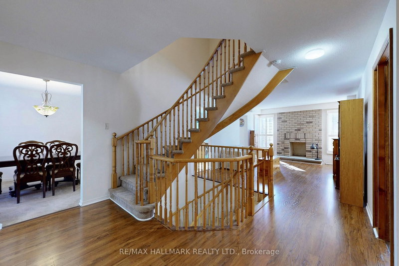 5 Valley Crescent, Aurora, L4G 4S2 | Image 3