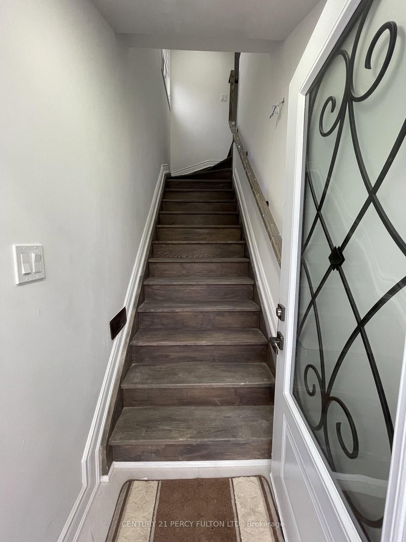 Coach - 530 Country Glen, Markham, L6B 1H4 | Image 2