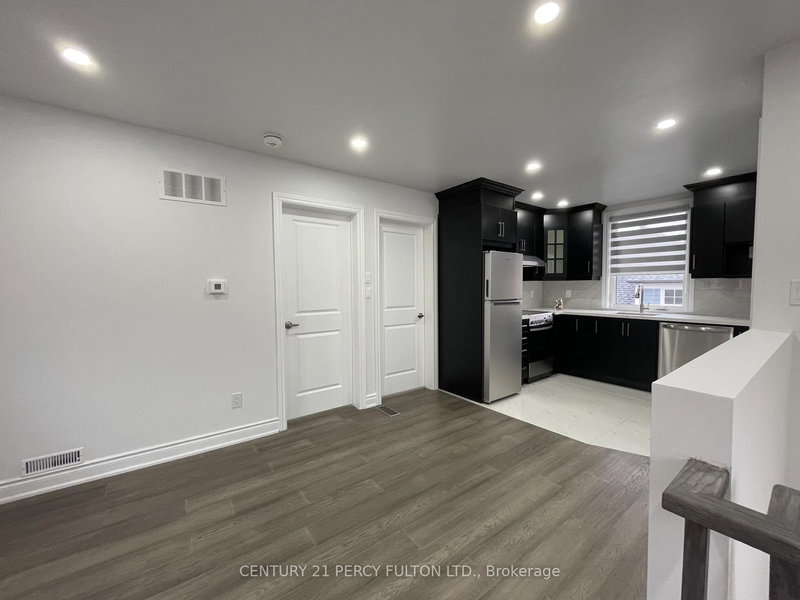 Coach - 530 Country Glen, Markham, L6B 1H4 | Image 3