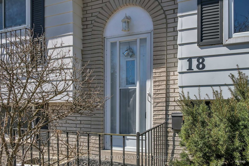 18 Emily Carr St, Markham, L3R 2K4 | Image 2