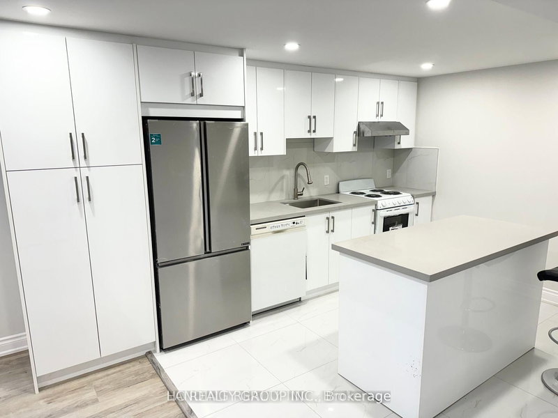 Lower 2 Barker Crt, Markham, L3P 3X8 | Image 3