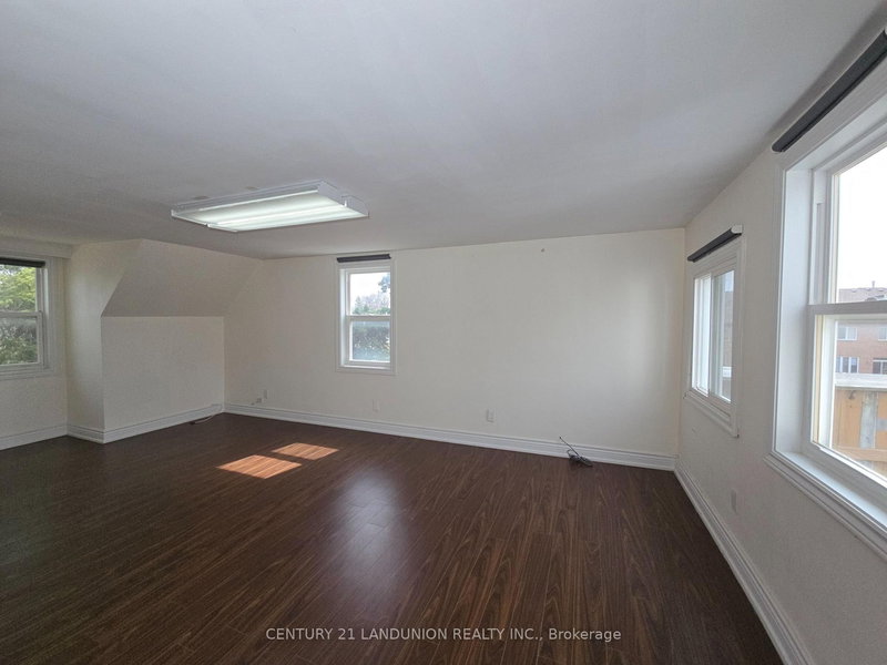 11960 Yonge St, Richmond Hill, L4E 3N6 | Image 3