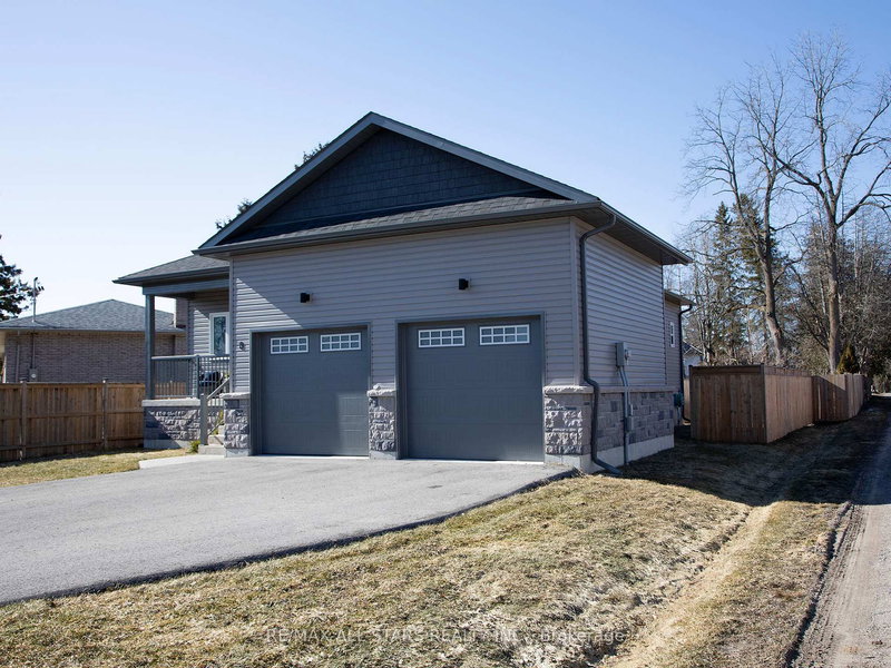 8 Georgina St, Georgina, L0E 1R0 | Image 2