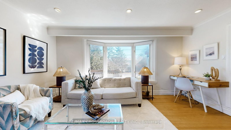 234 Sussex Ave, Richmond Hill, L4C 2G4 | Image 2