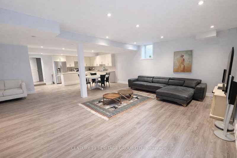 17 La Quinta Lane, Newmarket, L3Y 0E2 | Image 2