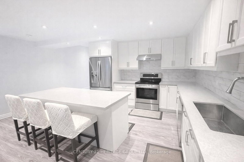 17 La Quinta Lane, Newmarket, L3Y 0E2 | Image 3