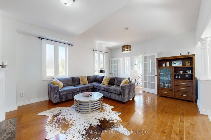 1031 Lake Dr N, Georgina, L4P 3E9 | Image 3