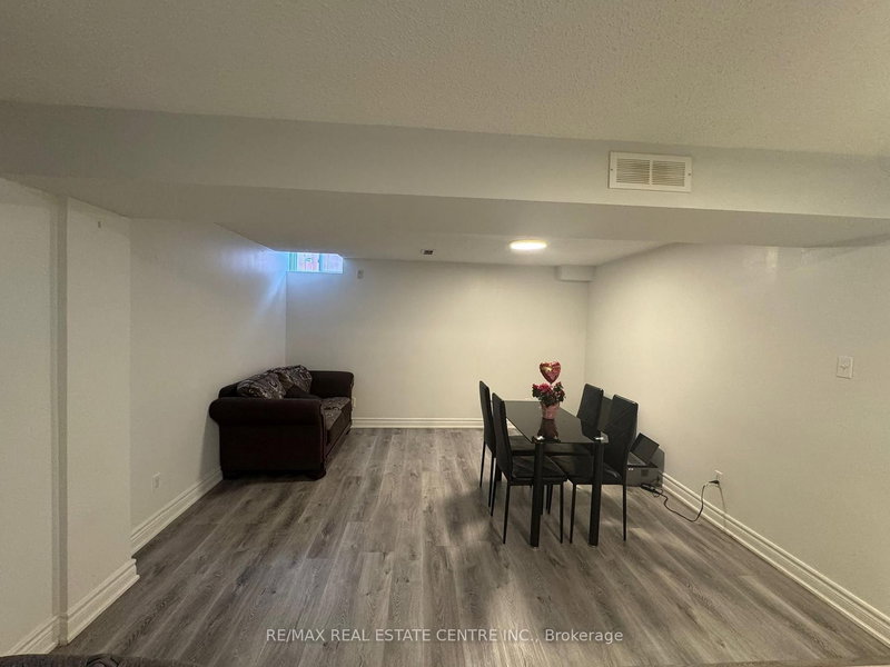 741 Shanahan Blvd, Newmarket, L3X 1P8 | Image 2