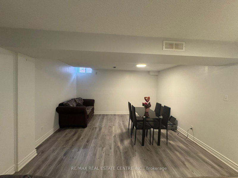 741 Shanahan Blvd, Newmarket, L3X 1P8 | Image 3