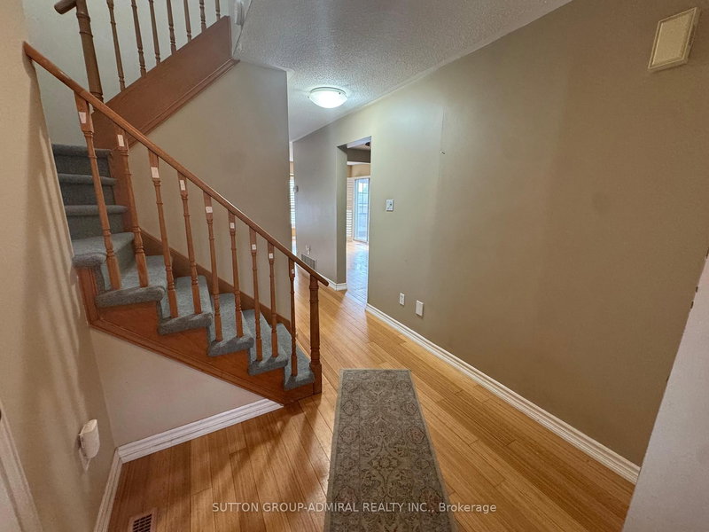 27 Dawson Cres, Aurora, L4G 4T7 | Image 3