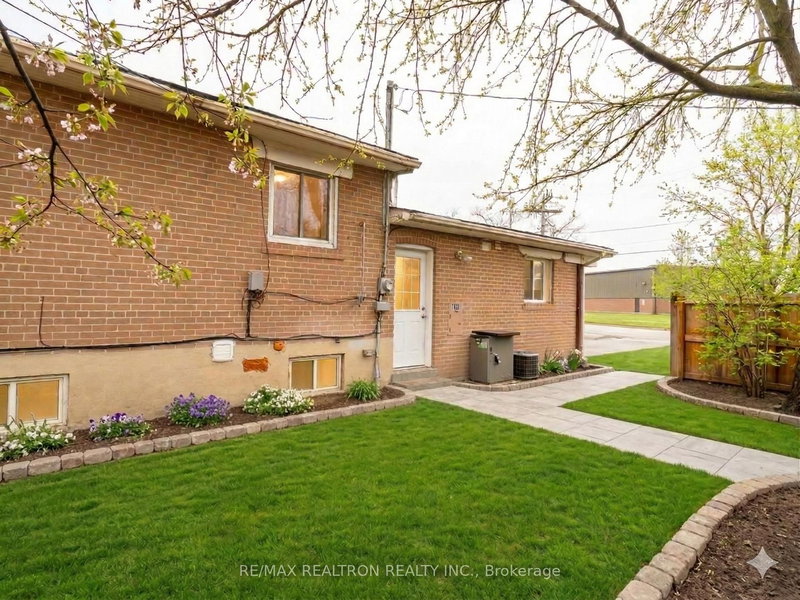 Basement - 122 Longford Dr, Newmarket, L3Y 2Y5 | Image 2