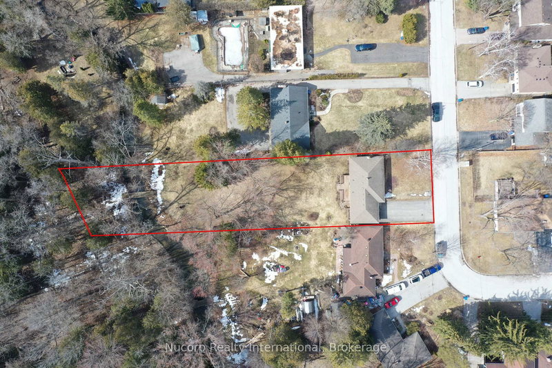 774 Sutherland Ave, Newmarket, L3Y 1G1 | Image 2