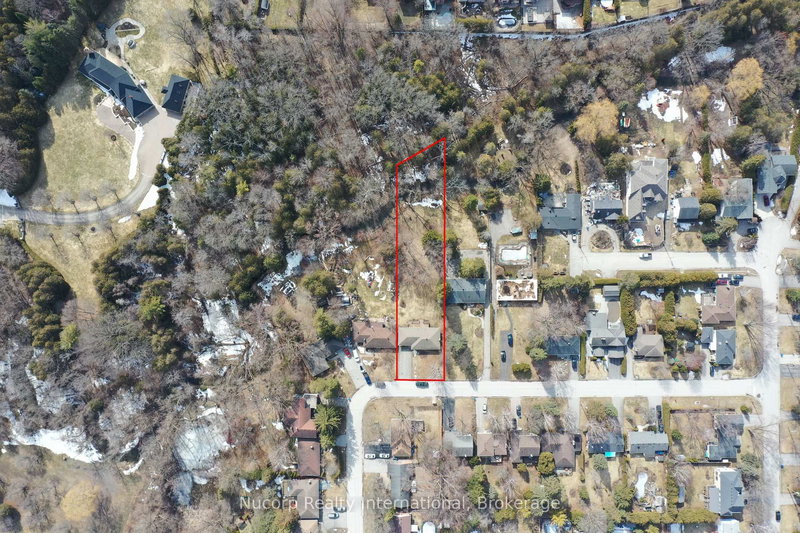 774 Sutherland Ave, Newmarket, L3Y 1G1 | Image 3