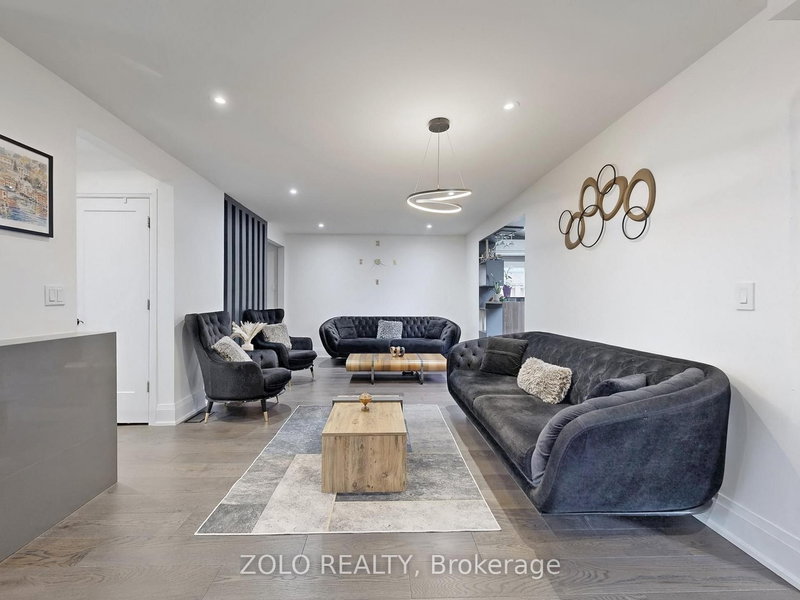 226 Thoms Cres, Newmarket, L3Y 1E1 | Image 2