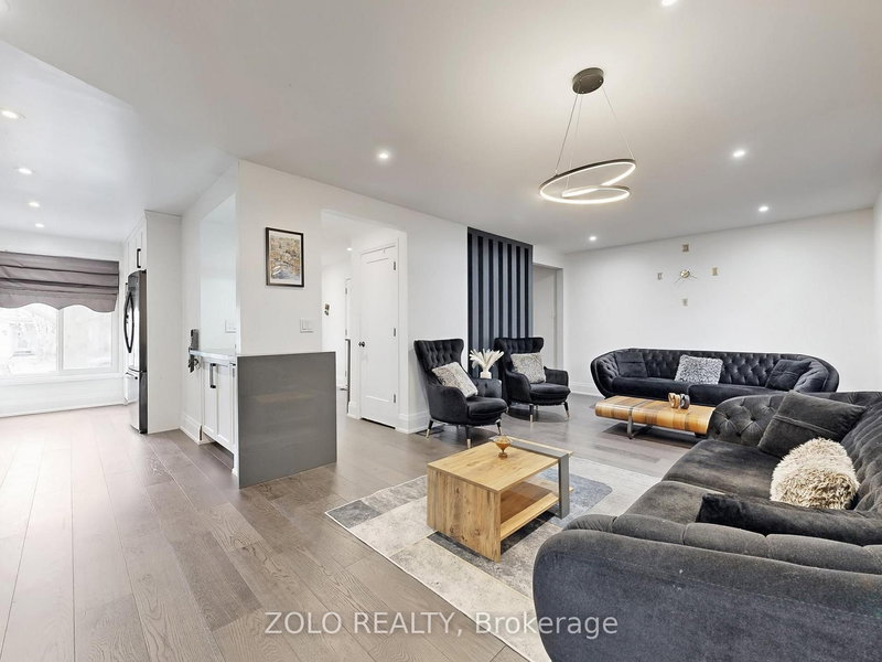 226 Thoms Cres, Newmarket, L3Y 1E1 | Image 3