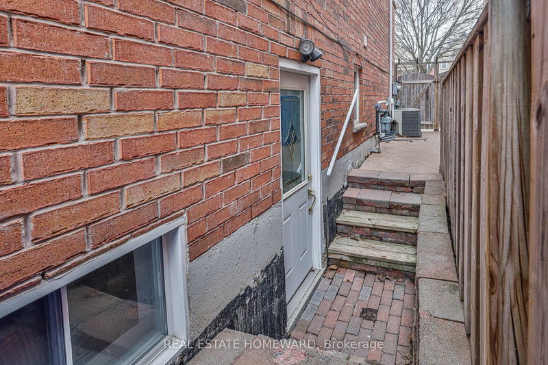 Lower - 168 Wainscot Ave, Newmarket, L3X 2X4 | Image 2