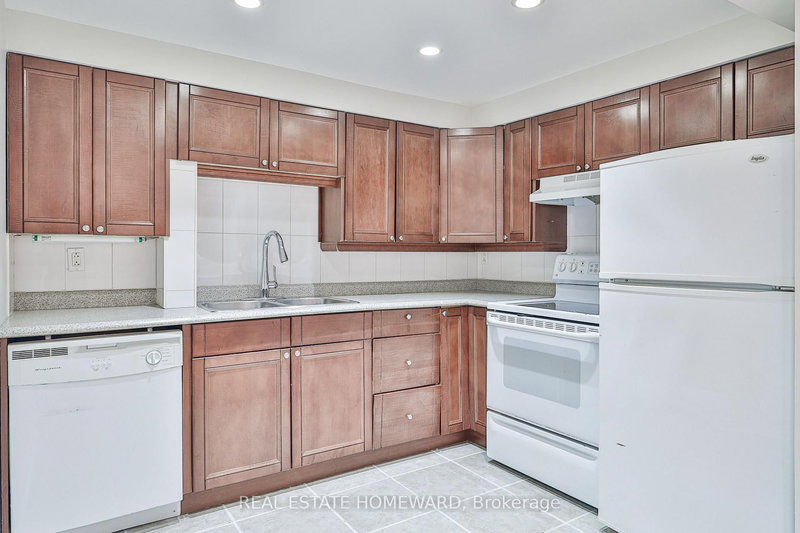 Lower - 168 Wainscot Ave, Newmarket, L3X 2X4 | Image 3