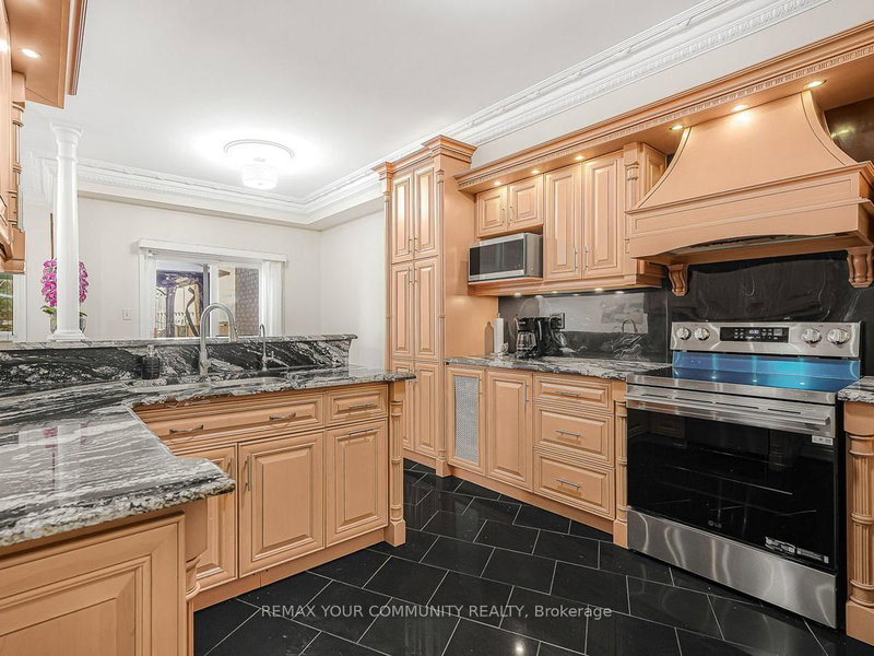 563 Mulock Crt, Newmarket, L3Y 5H1 | Image 3