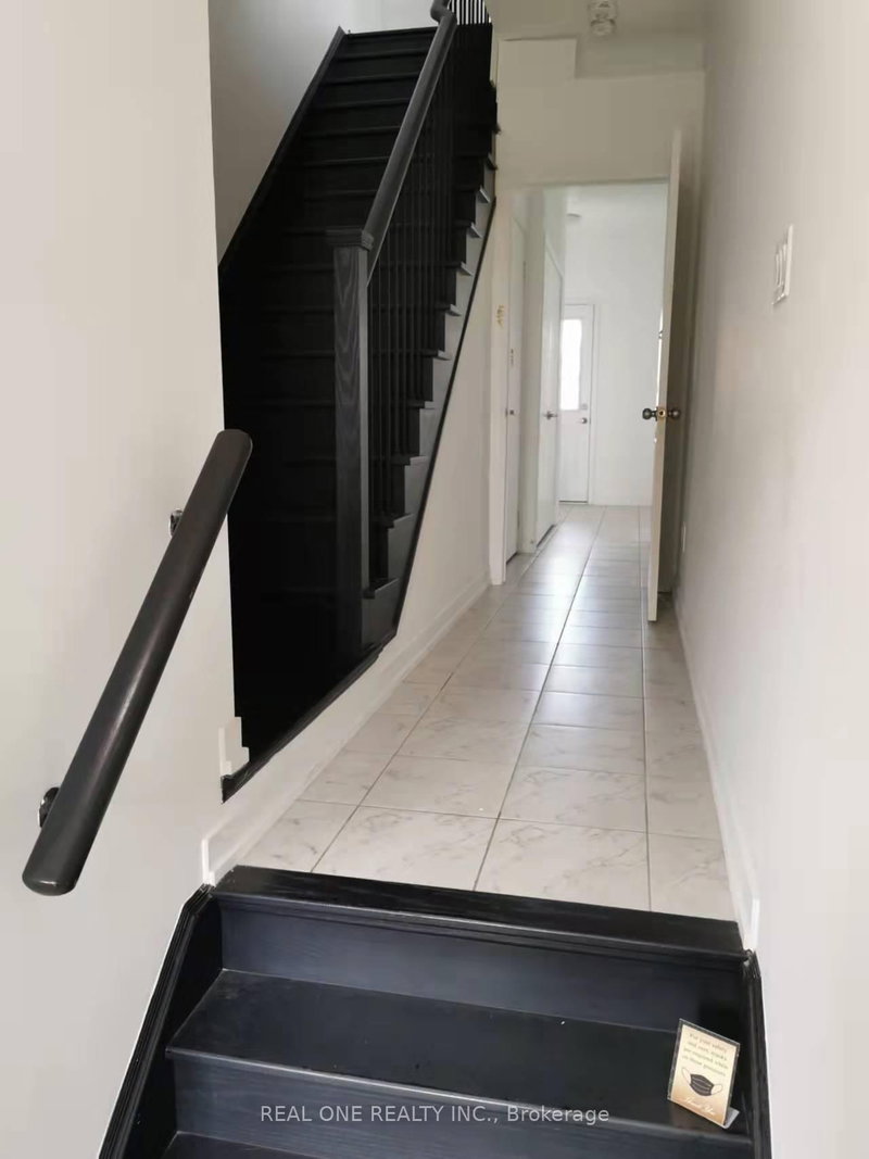 209 Harding Park St, Newmarket, L3Y 0E1 | Image 2