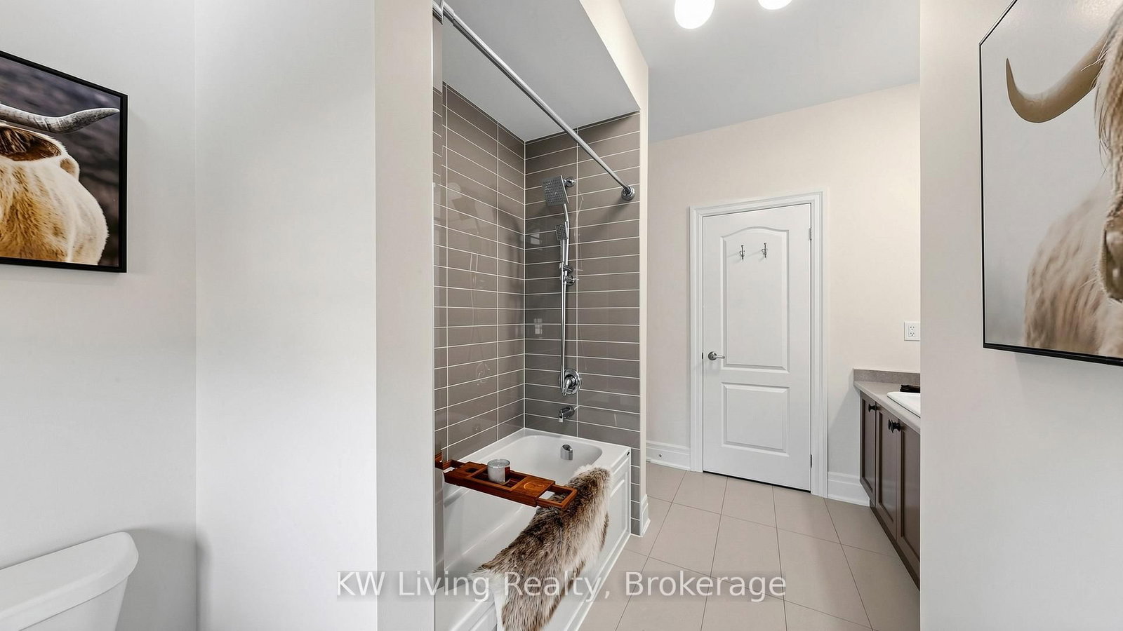 Detached House for sale at 1 Meadowsweet Lane, Richmond Hill, Ontario, L4E 1B8 - Oak Ridges Lake Wilcox - MLS: N12938552