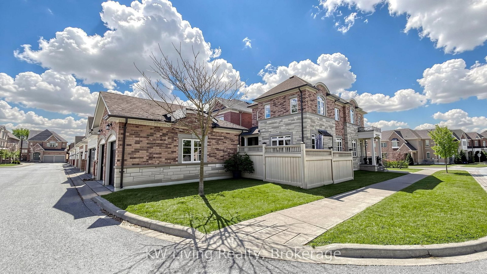 Detached House for sale at 1 Meadowsweet Lane, Richmond Hill, Ontario, L4E 1B8 - Oak Ridges Lake Wilcox - MLS: N12938552