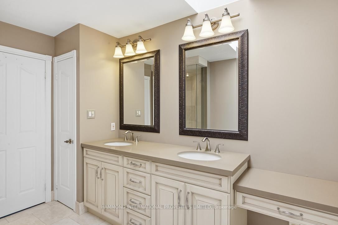 Detached House for sale at 31 Vesta Drive, Richmond Hill, Ontario, L4B 2M2 - Bayview Hill - MLS: N12938752