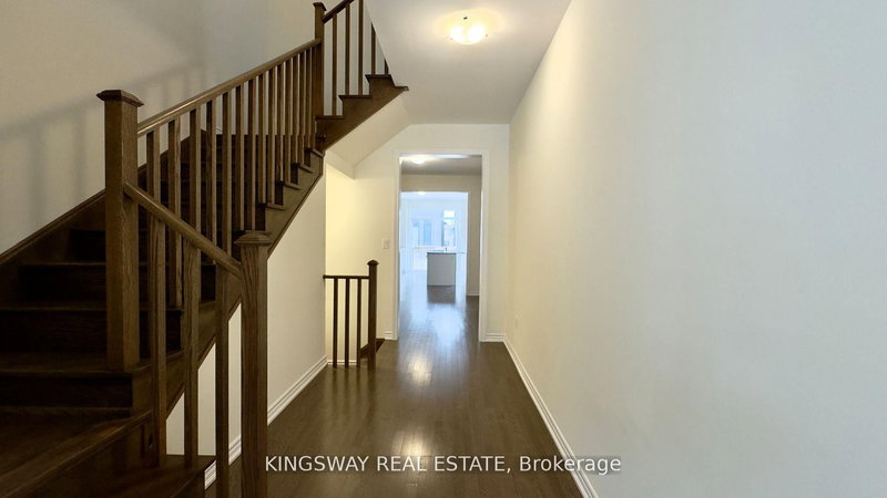 16 Blick Cres, Aurora, L4G 4A7 | Image 2
