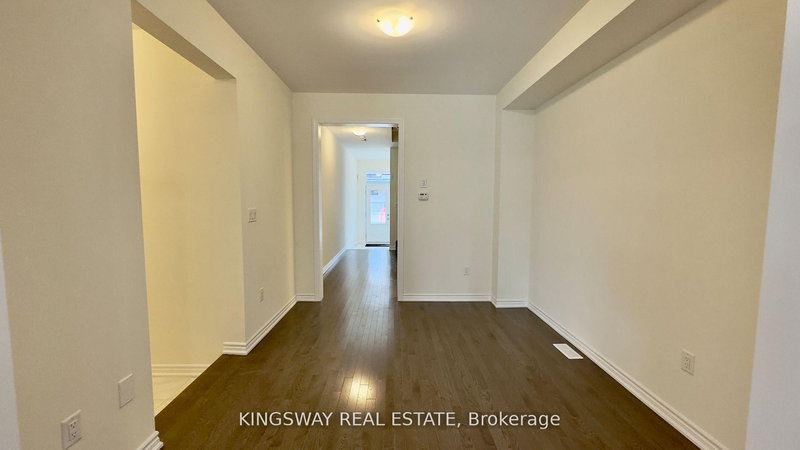 16 Blick Cres, Aurora, L4G 4A7 | Image 3