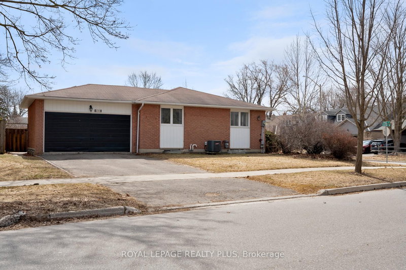 222 Centre St W, Richmond Hill, L4C 5K1 | Image 3