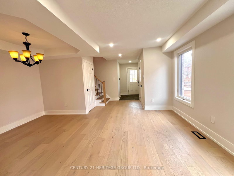 100 Woodroof Cres, Aurora, L4G 7H3 | Image 2