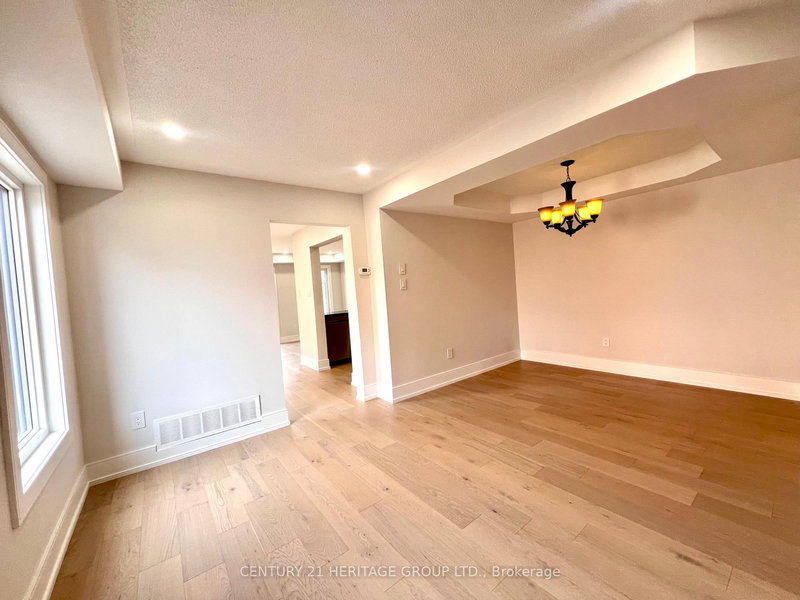 100 Woodroof Cres, Aurora, L4G 7H3 | Image 3