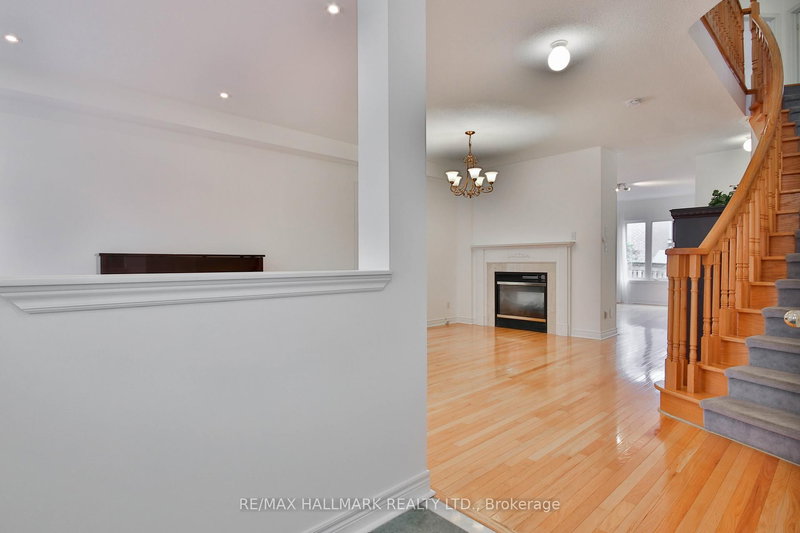 15 Briarglen Rd, Markham, L6C 2K5 | Image 3