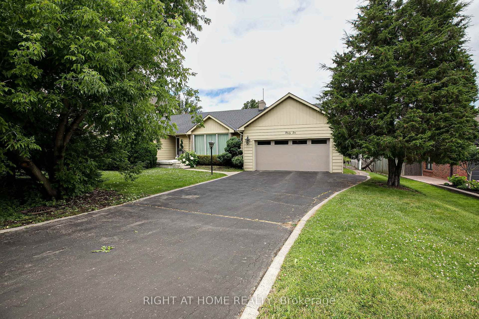 46 Roosevelt Drive • Richmond Hill, ON photo 1
